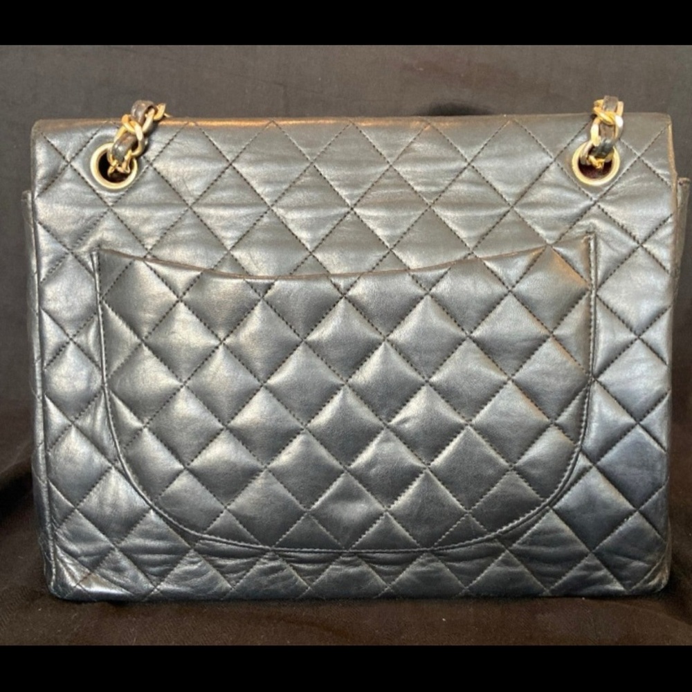 1 day Price Drop ! !! Authentic CHANEL Black Quilted Crossbody with Gold Chain - Picture 3 of 14